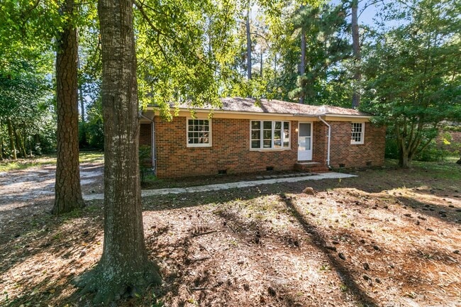 Building Photo - Newly Renovated 3 Bed 1 Bath Brick Ranch!