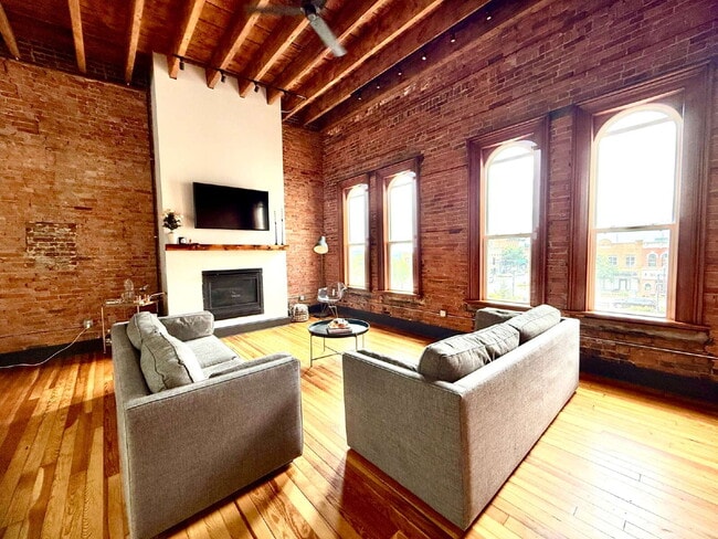 Building Photo - Beautifully Refinished Historic Downtown Apartment!