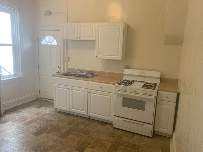 Building Photo - 1st Floor Efficiency, Yard, Private Entran...