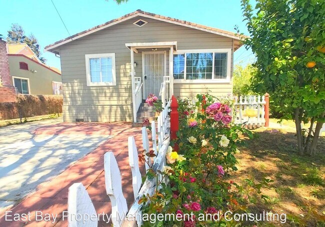Building Photo - 2 br, 1 bath House - 256 B St.