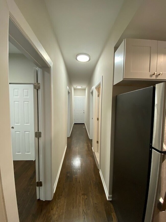 Foto del edificio - Newly Renovated Modern 3- Bedroom Apartment