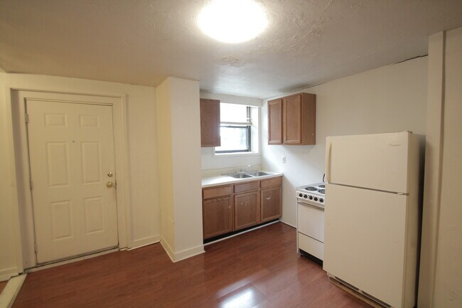 Building Photo - 7915 Saint Lawrence Ave