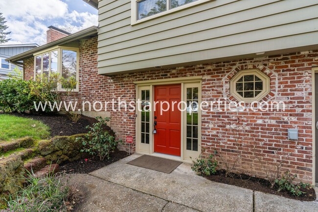 Building Photo - Charming and Spacious Lake Oswego Home