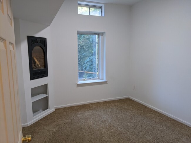 Building Photo - 245 Tolstoy Ln