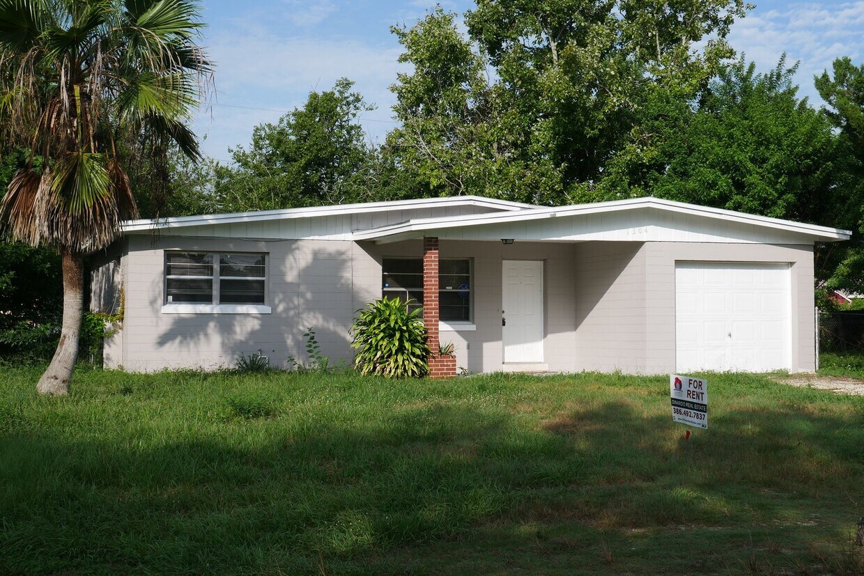 Foto principal - Pet friendly 2 bedroom home with garage