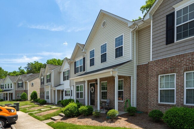 Foto del edificio - Lovely 2 bedroom 2 1/2 bathroom Townhome in Northeast Greensboro!