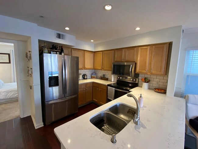 Building Photo - UPDATED 2BD/1BA Condo- PRIME UPTOWN LOCATION! Available 5/5/26!