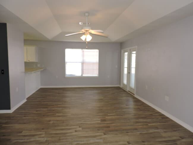 Building Photo - Easy access to Whiting Field & Pensacola!