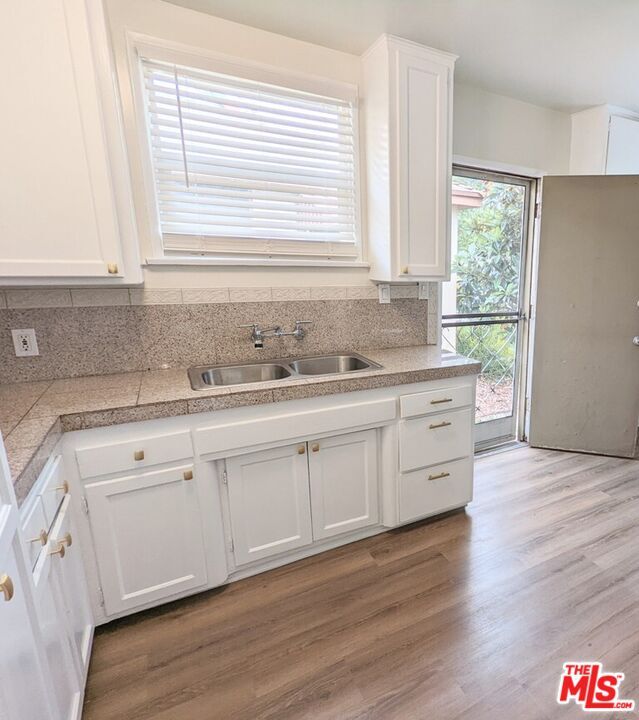 Building Photo - 12735 Oxnard St