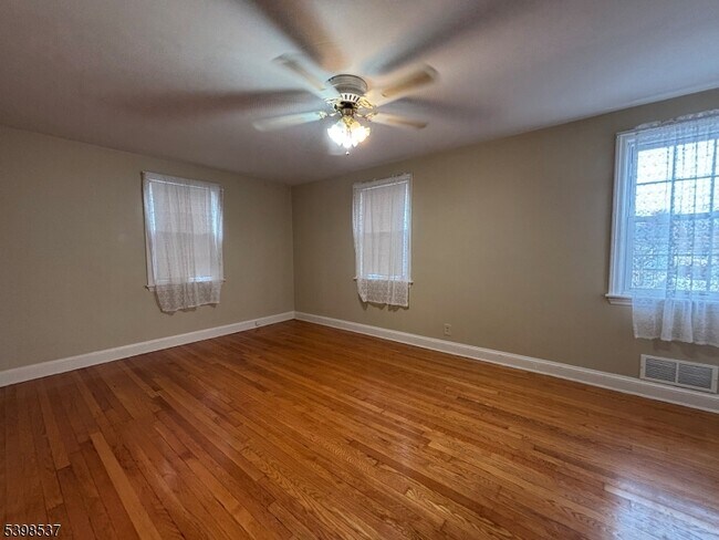 Building Photo - 434 W Inman Ave