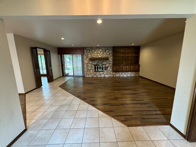 Building Photo - Sweet Home in Cheyenne Ridge!