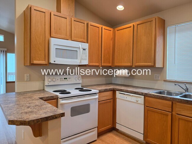Foto del edificio - Private Drive Townhome Near Stone Ave N | 3 Bed, 2 Bath, 2-Car Garage, Deck + Fenced Yard