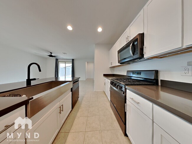 Building Photo - 40029 W Crane Dr