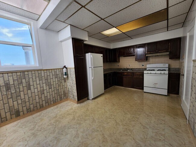 Building Photo - 1540 Thomas Ave