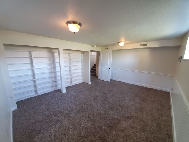Building Photo - Large 5 Bedroom Available & Half Off The F...