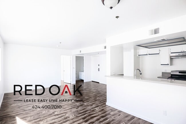 Building Photo - Spacious, Bright & Sunny Completely Remode...