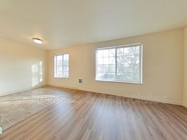 Building Photo - 355 SE Lilly