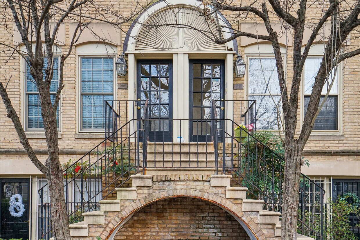 WELCOME HOME! - 212 3rd St NE