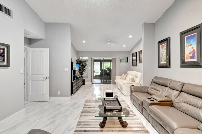 Building Photo - 10927 Dolphin Palm Ct
