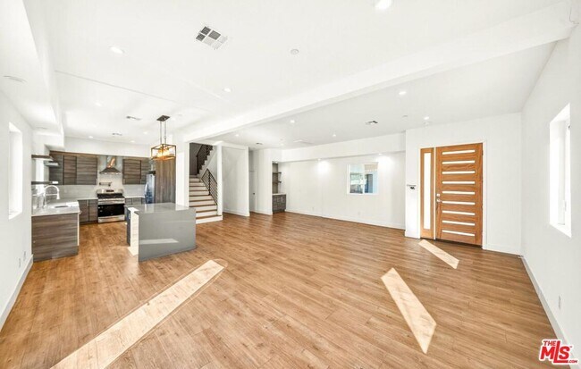 Foto del edificio - 5641 Riverton Ave