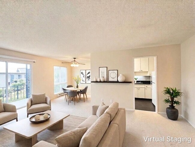 Building Photo - Top floor Woodlake condo, corner location