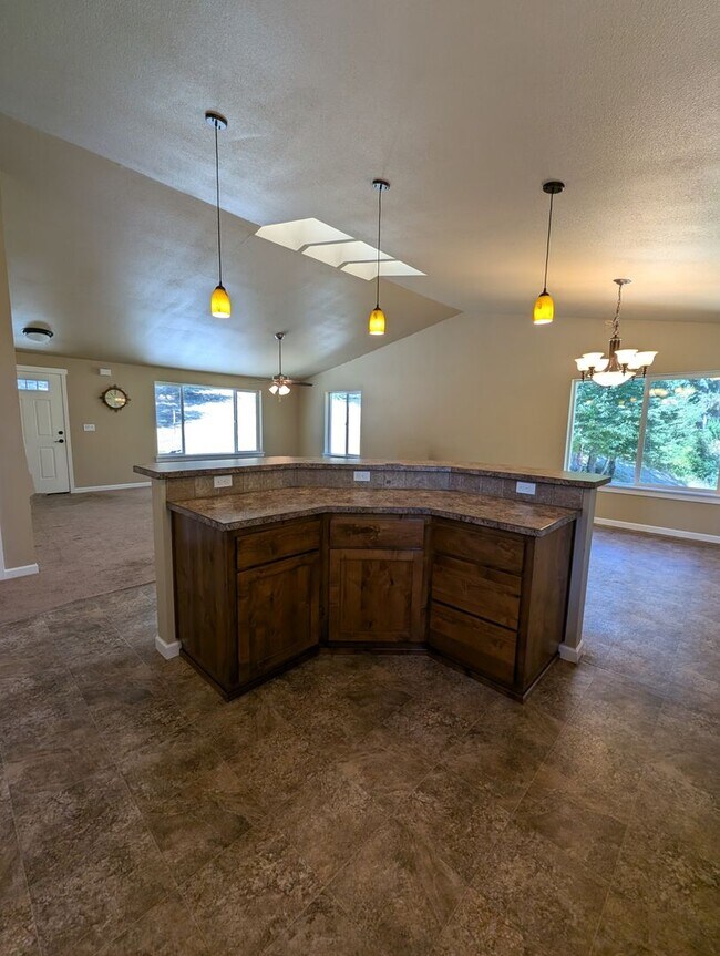 Building Photo - 3 bed, 2 bath on edge of town