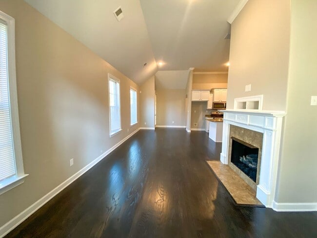 Building Photo - Updated 3 bed 2 bath home near Holmes Rd a...