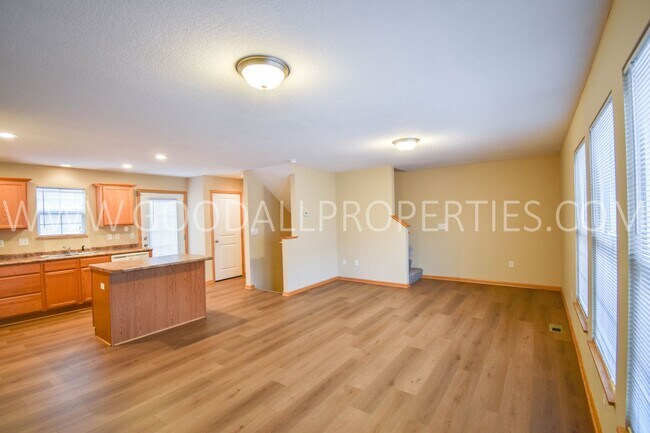 Foto del edificio - 2 Bedroom, 2 1/2 Bath Townhome in Urbandale with 2-car attached garage