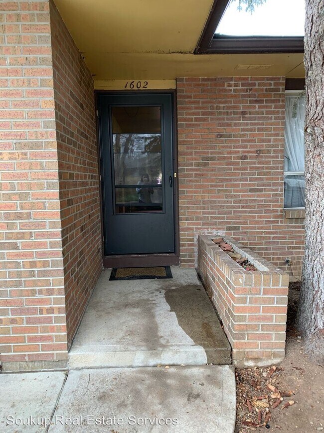 Building Photo - 1600 Azalea Dr