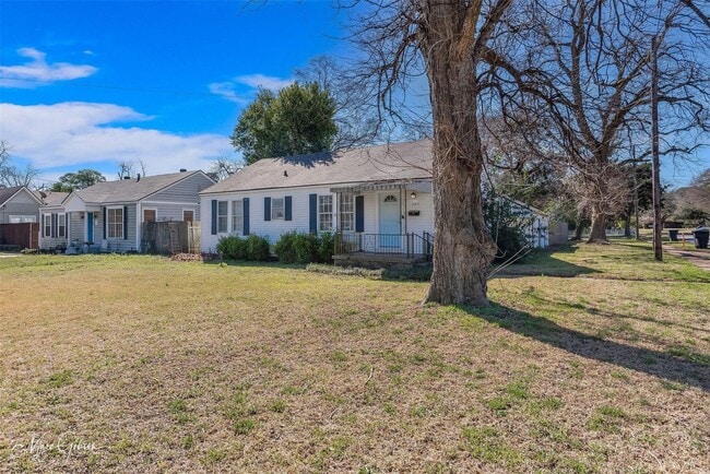 Building Photo - Updated Broadmoor Home