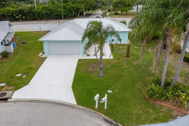 Building Photo - Perfect West Bradenton Location - 2 bedroom / 2 bathroom Home
