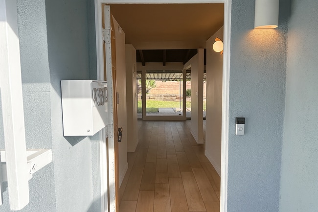 Foto del edificio - Mid-Century-Inspired 3-Bed / 2-Bath Home — Clean Lines, Modern Upgrades & Quiet Living