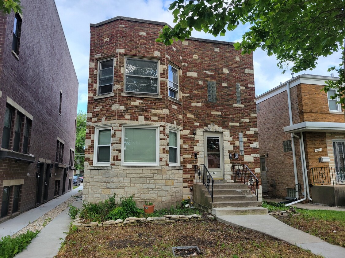 Primary Photo - 6221 N Albany Ave