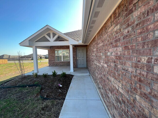 Building Photo - Stellar 3 Bed! Awesome Floorplan!