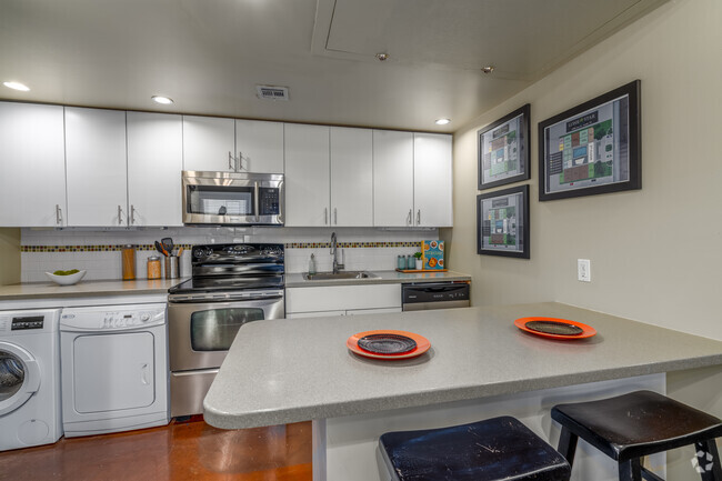 2BR, 2BA - 820SF - Cocina - Lone Star Lofts