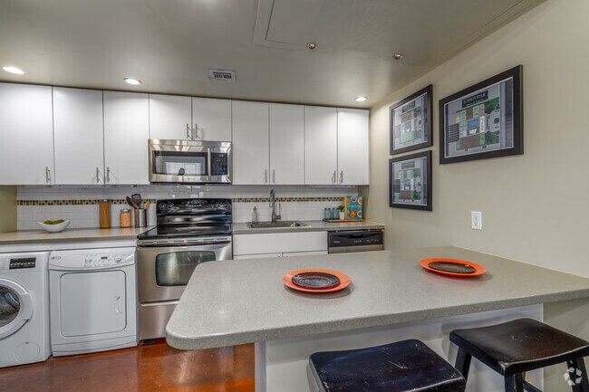 2BR, 2BA - 820SF - Cocina - Lonestar Lofts