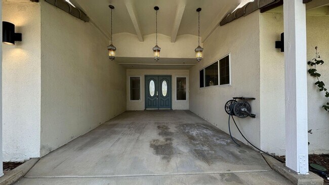 Foto del edificio - Beautiful 3 Bedroom 2 Bathroom Home with P...