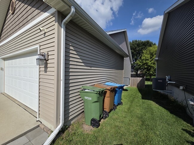 Building Photo - 4121 Mockingbird Ln