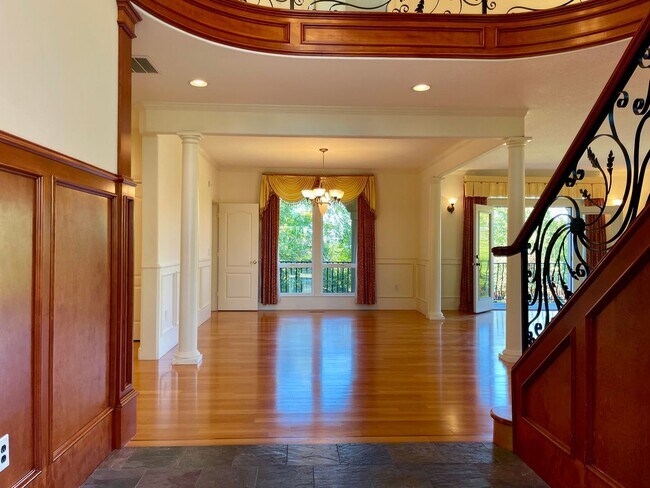 Building Photo - NW 4 Bed 3.5 Bath + Den - Bonny Slope - Pr...