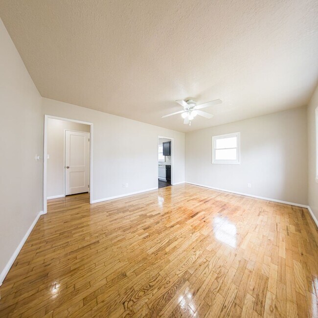 Foto del edificio - Updated 2 Bedroom 1 Bath with Large Backyard!
