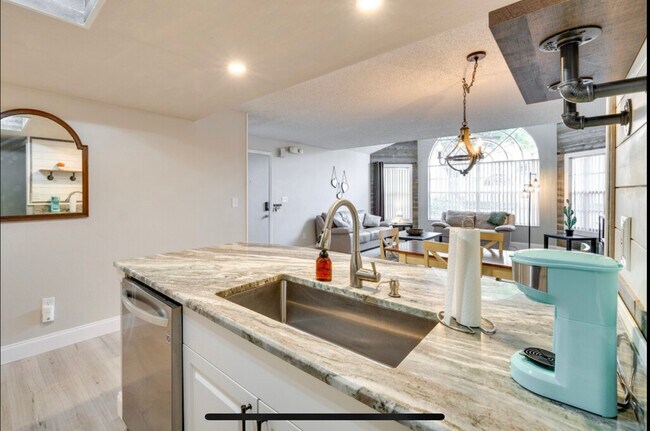 Kitchen - 5005 Laguna Bay Cir