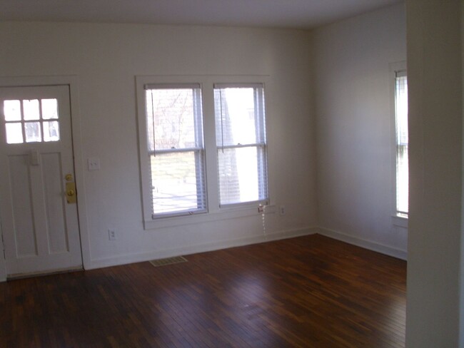 Building Photo - Centrally located 1-2 Bedroom