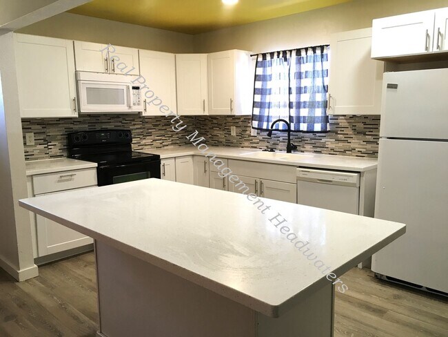 Building Photo - 5 Bed 3 Bath House for Rent
