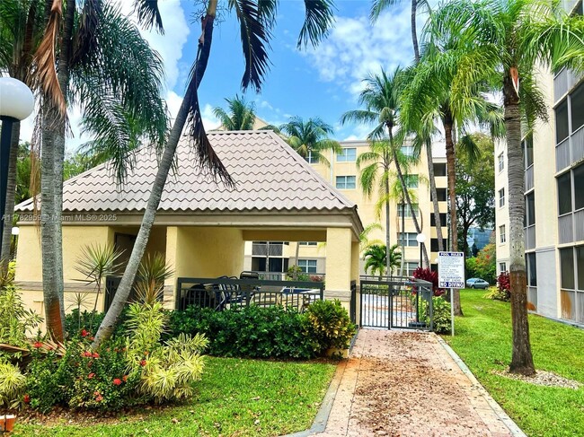 Foto del edificio - 8353 Lake Dr