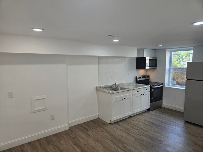 Building Photo - 909 Fairview Ave