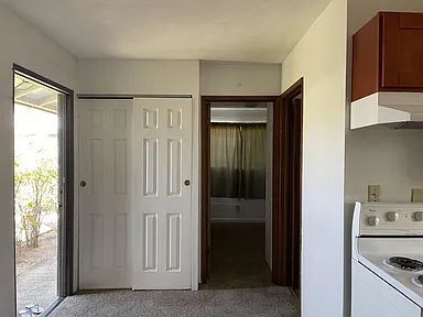 Foto del edificio - Detached 2 bedroom, 1 bath cottage behind a main house