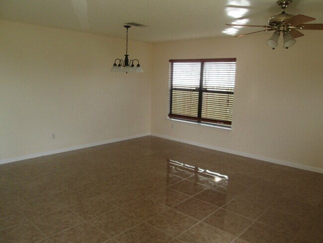Building Photo - 1367 Lakeside Loop