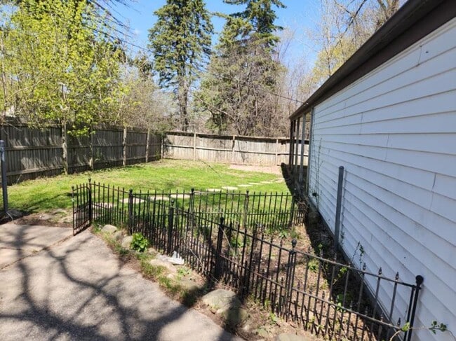 Building Photo - 6523 N 52nd St