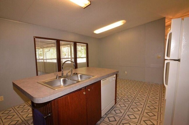 Building Photo - 16307 Evergreen Timbers
