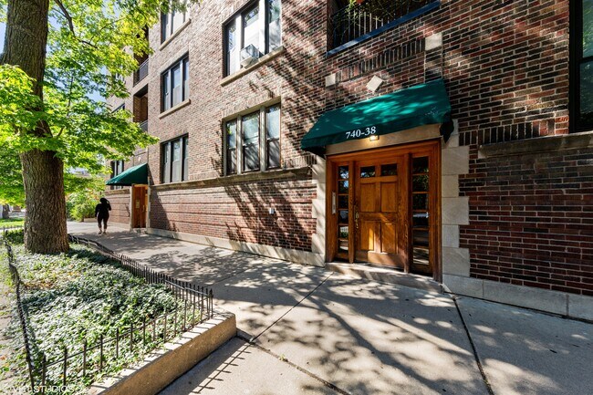 Building Photo - 740 W Wrightwood Ave